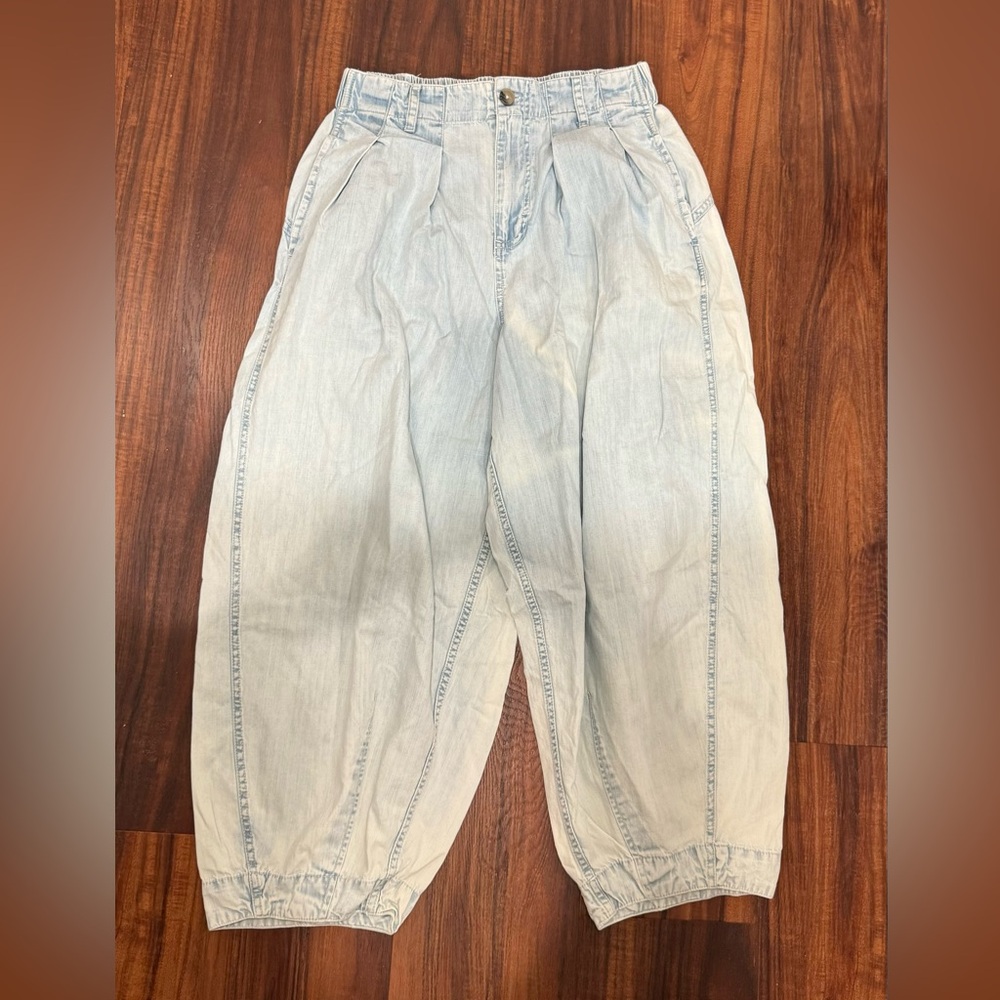 WE THE FREE RIDLEY PULL-ON BARREL JEANS IN VERA BLUE